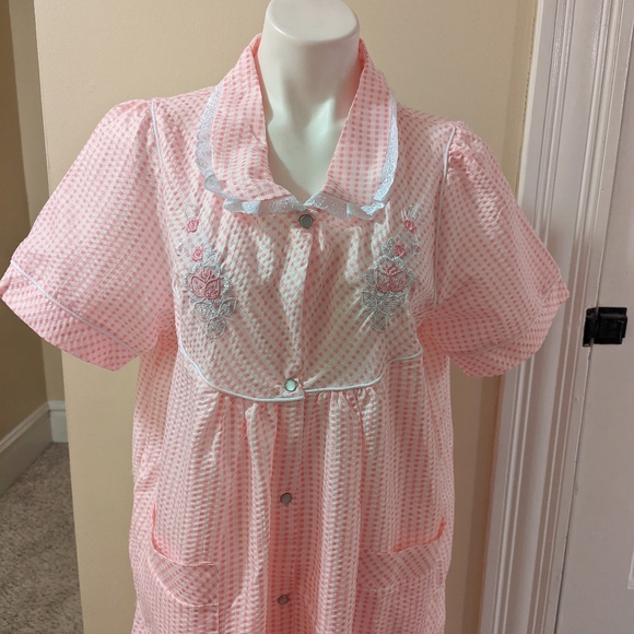 Lati Fashion pink with floral embroidery nightgown/housecoat size XL - Picture 4 of 8